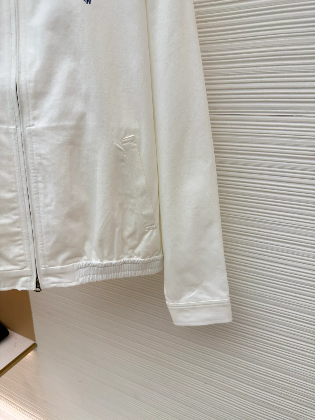 Ralph Lauren embroidered zipper jacket ●Original version: Purchased and developed by 4161 ●Item No.: 1680773-B10 ●Fabric: Clouded white twill cotton fabric ●Technology: Embroidery production ●Version: Fitted version ●Weight: about 570 grams ●Size: S-M-L-XL ●Description: Customized clouded white twill cotton, soft and silky, comfortable and close to the skin, dressed in pure white, exuding an innate elegance The exquisite indigo pony logo is embellished throughout. It is highly recognizable and carries an atmosphere of freedom and vitality. It is a symphony of pure and smart colors. It reconstructs the classics with neat styles and defines modern relaxation with versatile genes. Imported machine embroidery technology is used. Advanced computer control systems and precision mechanical components are used to achieve the iconic pony embroidery operation. High precision. The lines are smooth and delicate. The template machine opens the bag. The preset template guides the position, shape and size of the bag opening. The accuracy ensures the quality of the bag opening effect. The hem is made at one time using a three-needle waist-drawing machine. The elastic band and the fabric are sewn together in the same process using the machine's special needle position and feeding mechanism. The three-needle design is stronger and can evenly distribute pressure. Make sure that the elastic band and the fabric fit tightly, and the fabric has been washed carefully to have a better hand feel, not easy to deform, not easy to shrink, not easy to fade, and maintain long-term beauty. The overall wiring is straight and delicate, the fabric is comfortable and soft, and the color is consistent without color difference. It can be matched with the same style to create a fashionable look and control various occasions. Customized accessories, complete with three standards, same style for men and women!